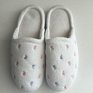 ISOTONER EMBROIDERED CLOG.
